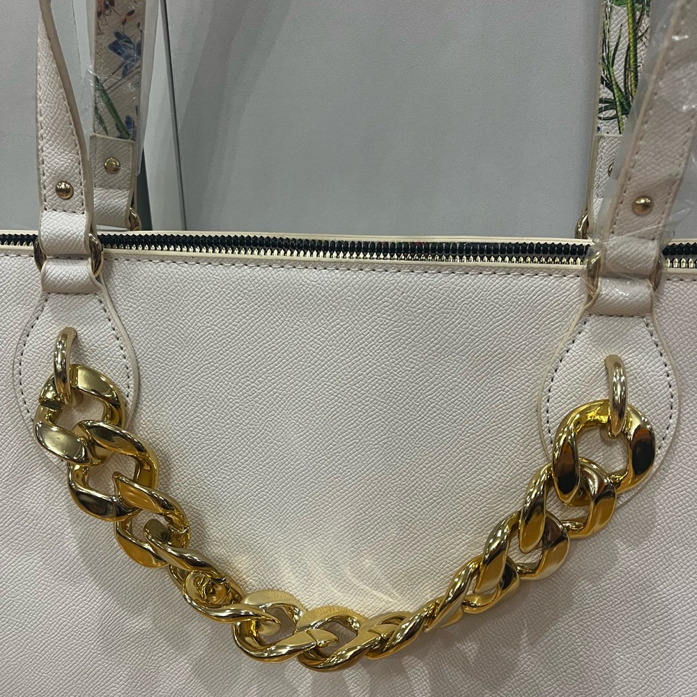 🆕Betsey Johnson Elegant White Tote Bag with Gold Chain Accent - Picture 3 of 10